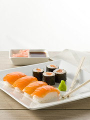 sushi de salmón  ahumado  con arroz y palillos. smoked salmon sushi with rice and chopsticks.