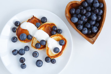 yogurt with blueberries and pancakes