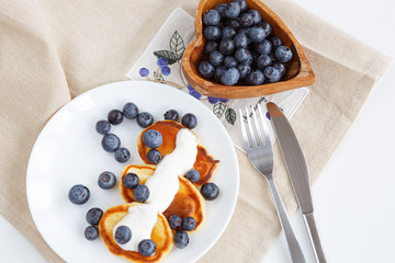 cake with blueberries and white cream