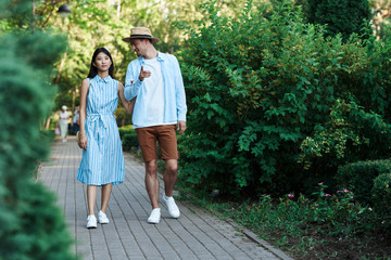 Fototapeta na wymiar young couple walking in the park