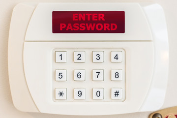 Tresor mit Display und der Aufforderung das Passwort einzugeben