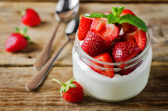 Greek yogurt strawberry parfaits with fresh berries