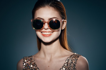 Fototapeta na wymiar portrait of young woman with sunglasses