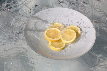 Zitronen im Wasser