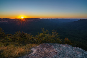 Obraz premium romantic sunrise at sublime point, blue mountains, australia 10