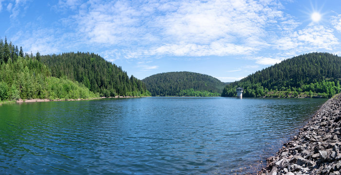 Talsperre Kleine Kinzig im Sonnenschein bei Alpirsbach im Schwarzwald, Deutschland - Panorama mit Staudamm rechts