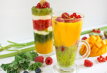  Kolorowe warstwowe smoothie z mango, kiwi, selera naciowego, malin, porzeczek, banana, jarmużu i kremu waniliowego © Monika