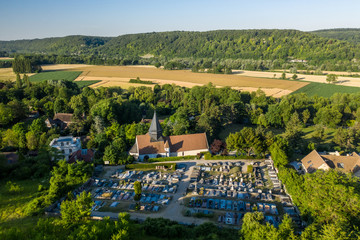 Eglise Sainte Radegonde et cimetière en vallée de Seine