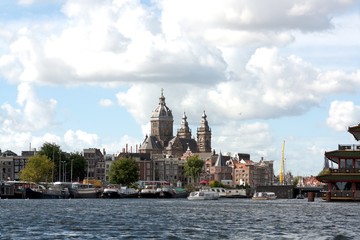 Obraz premium Boats and Old Buildings over River