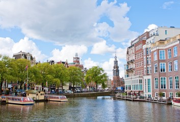 Obraz premium Boats and Buildings on a Canal