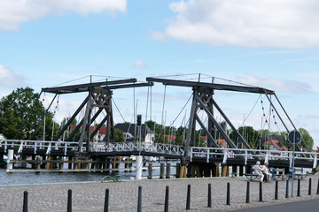 historische Klappbrücke über den Fluss Ryck im Ortsteil Wieck