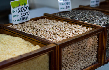 Venta de granos en el mercado