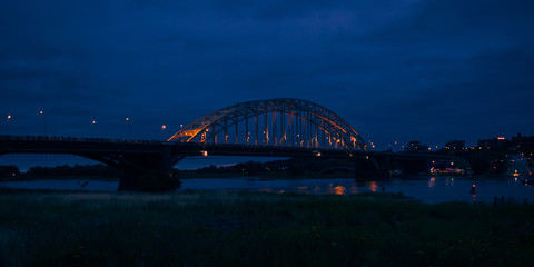 Obraz premium The Waalbridge Nijmegen during Night