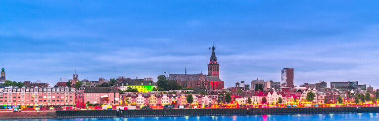 Obraz premium Nijmegen during the Night