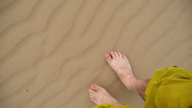Piedi nudi nella sabbia del deserto