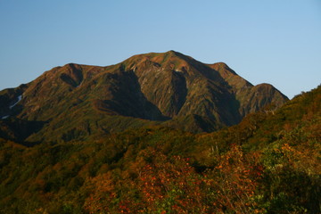 Naklejka premium 越後三山魚沼駒ヶ岳 山頂への道