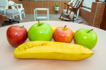 Four apples and two bananas inside the garden of the house