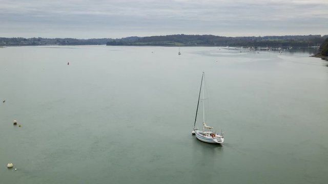 Timelapse bateau par fort vent sur la rance en Bretagne