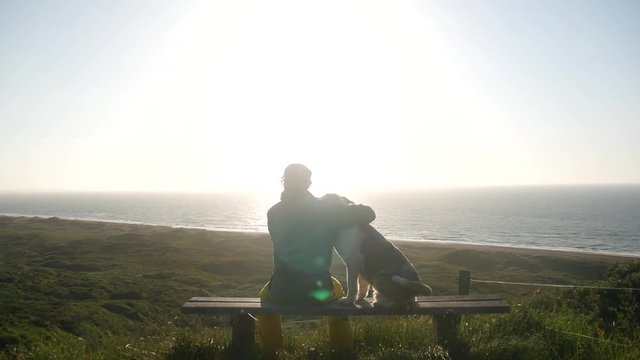 Uomo con il cane al tramonto
