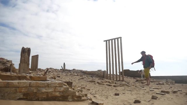 Uomo tra le macerie del faro