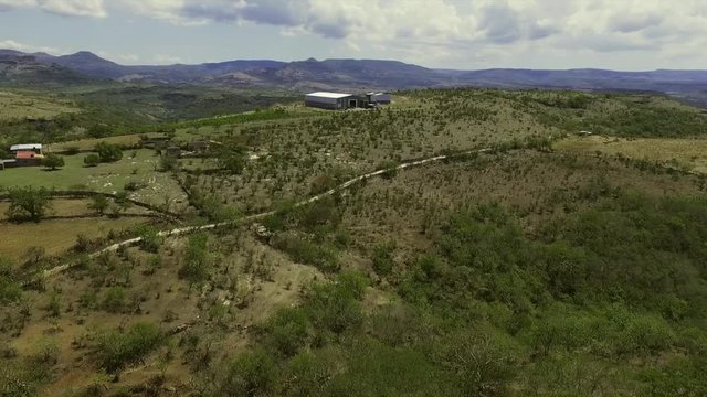Paisaje campo vuelo aereo pueblo