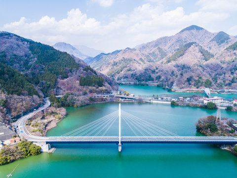 山間部にかかる大きな橋　俯瞰