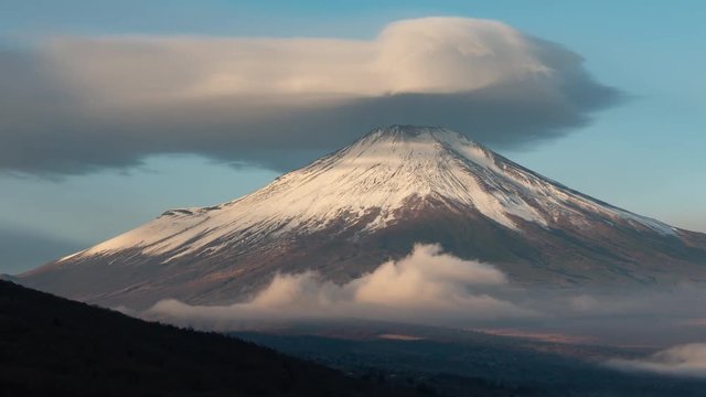 Mt. Fuji with a Huge Lenticular Cloud (time lapse/zoom in)