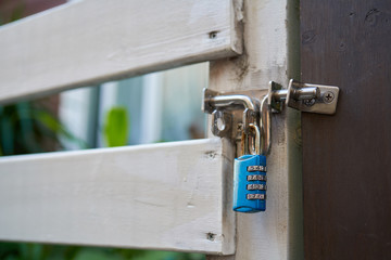 アンティークな扉についている古くて青い南京錠。