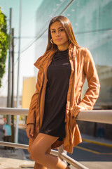 Mujer joven en ciudad atardecer bella vestido negro sexy urbano