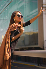 Mujer joven en ciudad atardecer bella vestido negro sexy urbano