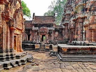Obraz premium Banteay Srei Siem Reap Castle, Cambodia is one of the most beautiful and beautiful castles. Construction of pink sandstone Carved into patterns related to Hinduism, Brahminism