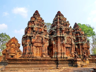 PRANG AT Banteay Srei Siem Reap Castle, Cambodia is one of the most beautiful and beautiful castles. Construction of pink sandstone Carved into patterns related to Hinduism, Brahminism