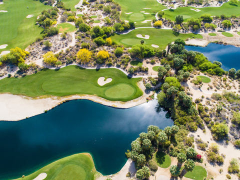 快晴な日のゴルフ場