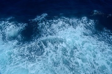 船上から見た波の模様
