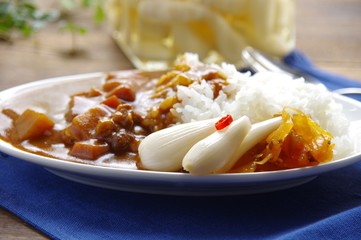 カレーライスの付け合わせ　ラッキョウと福神漬け