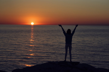 Fototapeta premium silhouette of woman at sunset