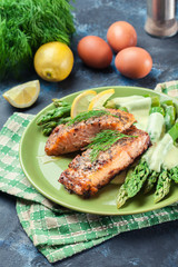 Baked salmon with asparagus and hollandaise sauce