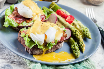 Sandwiches with bacon, poached egg and asparagus