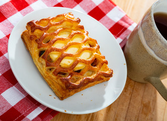 Puff pastry with goat cheese