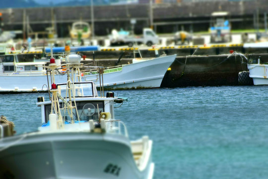 漁港に停泊している漁船