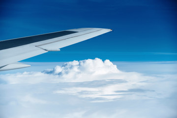 雲の上から見える空の景色