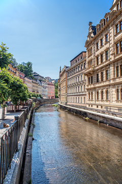 Ein Fluss und Geb&auml;ude  im Karlsbad