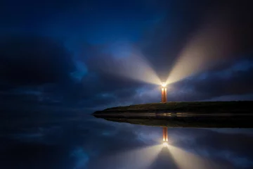 Deurstickers Leuchtturm im Spiegel © evgenit