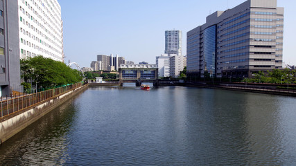 Fototapeta premium 橋の上から見た都市景観