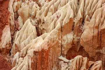 Rote Sandsteinformationen im Tsingy Rouge Park auf Madagaskar