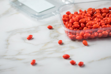 Frische Goji-Beeren Superfood in Plastik Verpackung auf Marmor Hintergrund