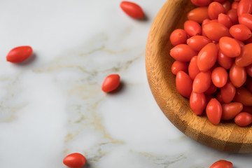 Frische Goji-Beeren Superfood in Bambus Holzschale auf Marmor Hintergrund