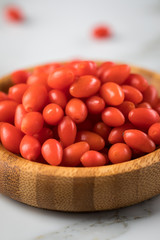 Frische Goji-Beeren Superfood in Bambus Holzschale auf Marmor Hintergrund