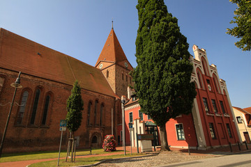 Schwaan; Ortsmitte mit Paulskirche und Rathaus