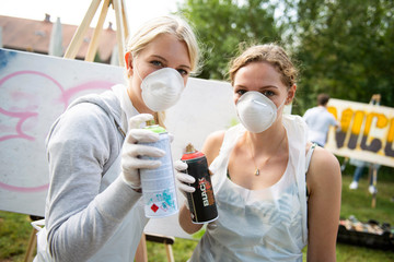 junge Teilnehmerinnen beim Graffiti Workshop, Teambuilding mit Spraydosen und Mundschutz